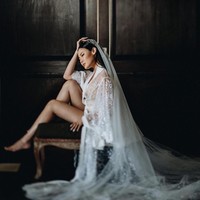 Wanita yang sah dinikahi oleh pria bernama Calvin itu terlihat anggun dengan makeup simple bernuansa nude. Untuk memberikan kesan yang lebih bold, Vinna menggunakan bulu mata berlapis dengan makeup mata yang dibuat tegas di bagian ujung terluarnya. Complexion aku bikin tipiss biar touchup nya enak, kebetulan juga kulit gak gt bermasalah cm ada jerawat2 bekas pms. Jd makeup tipis masi bisa aman huehehe, tulisnya lagi.  Foto: dok. Instagram @vinnagracia/fotografer @mike.omarr @morden.co 