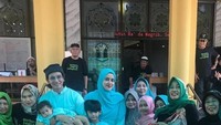 Berbeda dengan Fairuz Arafiq dan Sonny Septian yang berpose bersama tetangganya didepan daging-daging yang akan dibagikan. Foto: Istimewa