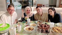 Melalui instagram pribadinya pasangan Raffi Ahmad dengan Nagita Slavina membagikan momen makan bersamanya dengan sang ibu, Rieta Amelia beserta suaminya. Foto: Istimewa
