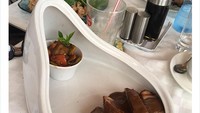 Kalau netizen yang satu ini bagikan foto makanannya saat berada di Cuba. Ia merasa makanannya diletakkan di dalam tempat kencing. Duh! Foto: Boredpanda