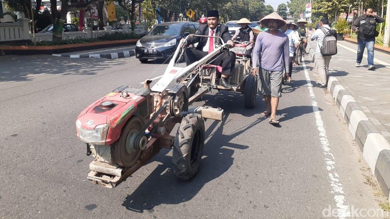 Tampil Beda! Anggota Dewan di Sleman Bawa Traktor Saat Pelantikan Tampil Beda! Anggota Dewan di Sleman Bawa Traktor Saat Pelantikan