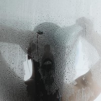 Sering Mandi Air Hangat Mandi air hangat setelah hari yang melelahkan memang lebih membuat relaks. Namun jika terlalu sering kebiasaan ini bisa membuat kulit dan rambut menjadi lebih kering. Solusinya adalah Anda bilas lagi dengan air dingin setelahnya untuk menutup pori. Foto: iStock