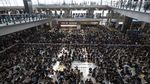 Demonstran Kembali Banjiri Bandara Hong Kong, Penumpang Marah