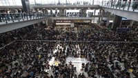 Sebelumnya pada Senin (12/8) kemarin, aksi yang dilakukan ribuan demonstran antiekstradisi di Bandara Internasional Hong Kong membuat seluruh penerbangan dibatalkan karena ribuan pendemo menggelar aksinya di pintu keberangkatan bandara. (Foto: AP Photo/Vincent Thian)