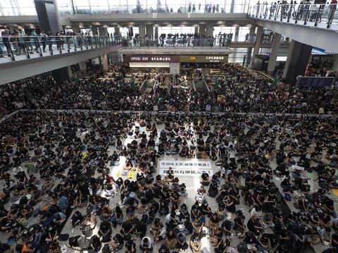 Demonstran Hong Kong memenuhi area terminal kedatangan di Bandara Internasional Hong Kon