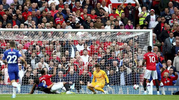 Gol Anthony Martial meruntuhkan konsentrasi pemain Chelsea.