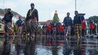 Menurut Gusti Kanjeng Ratu (GKR) Hayu, gunungan-gunungan tersebut akan dikawal sepuluh bregeda prajurit Keraton Yogyakarta yakni Bregada Wirabraja, Dhaeng, Patangpuluh, Jagakarya, Prawirotama, Nyutra, Ketanggung, Mantrijero, Surakarsa dan Bugis.