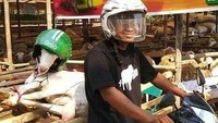 Bukan hanya penumpang saja yang dijamin keselamatannya, kambing yang diangkut bapak ini juga harus selamat sampai tujuan. Helm keselamatannya jangan lupa dipakai ya! Foto: istimewa