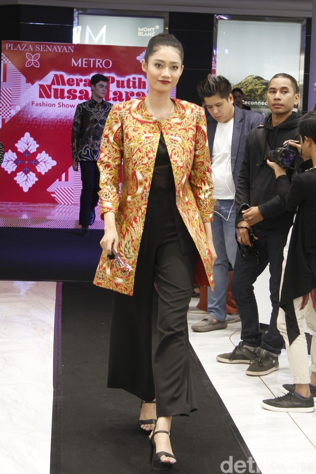 Metro Department Store menggandeng beberapa brand ternama untuk mememerkan koleksi busananya di antaranya Studio 133 biyan, Danar Hadi, Batik Semar dan Batik Keris, untuk memeriahkan Hut RI ke-74. Fashion show digelar di Metro Plaza Senayan, Jakarta Pusat. [Jumat, 9/8/2019]. Foto: Mohamamd Abduh/Wolipop