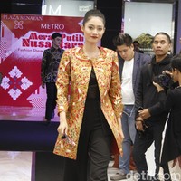 Metro Department Store menggandeng beberapa brand ternama untuk mememerkan koleksi busananya di antaranya Studio 133 biyan, Danar Hadi, Batik Semar dan Batik Keris, untuk memeriahkan Hut RI ke-74. Fashion show digelar di Metro Plaza Senayan, Jakarta Pusat. [Jumat, 9/8/2019]. Foto: Mohamamd Abduh/Wolipop
