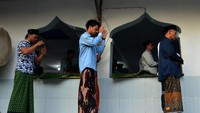 Jamaah tarikat Naqsabandiyah Khalidiyah Mujadadiyah Al-Aliyah melaksanakan shalat Idul Adha 1440 H di Dusun Kapas, Desa Dukuhklopo, Kecamatan Peterongan, Jombang, Jawa Timur, Senin (12/8/2019).