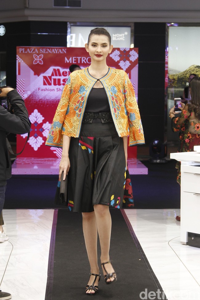Metro Department Store menggandeng beberapa brand ternama untuk mememerkan koleksi busananya di antaranya Studio 133 biyan, Danar Hadi, Batik Semar dan Batik Keris, untuk memeriahkan Hut RI ke-74. Fashion show digelar di Metro Plaza Senayan, Jakarta Pusat. [Jumat, 9/8/2019]. Foto: Mohamamd Abduh/Wolipop
