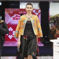 Metro Department Store menggandeng beberapa brand ternama untuk mememerkan koleksi busananya di antaranya Studio 133 biyan, Danar Hadi, Batik Semar dan Batik Keris, untuk memeriahkan Hut RI ke-74. Fashion show digelar di Metro Plaza Senayan, Jakarta Pusat. [Jumat, 9/8/2019]. Foto: Mohamamd Abduh/Wolipop