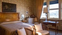 Villa yang bernama Mondadori ini memiliki perkebunan mewah yang membentang 15.000 kaki persegi, termasuk 20 kamar tidur dan 12 kamar mandi. Istimewa/Dok.Mansion Global.