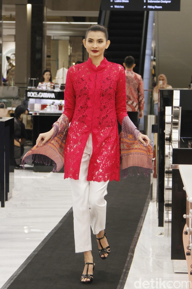 Metro Department Store menggandeng beberapa brand ternama untuk mememerkan koleksi busananya di antaranya Studio 133 biyan, Danar Hadi, Batik Semar dan Batik Keris, untuk memeriahkan Hut RI ke-74. Fashion show digelar di Metro Plaza Senayan, Jakarta Pusat. [Jumat, 9/8/2019]. Foto: Mohamamd Abduh/Wolipop