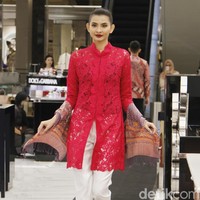 Metro Department Store menggandeng beberapa brand ternama untuk mememerkan koleksi busananya di antaranya Studio 133 biyan, Danar Hadi, Batik Semar dan Batik Keris, untuk memeriahkan Hut RI ke-74. Fashion show digelar di Metro Plaza Senayan, Jakarta Pusat. [Jumat, 9/8/2019]. Foto: Mohamamd Abduh/Wolipop