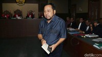 Mantan Ketua DPR yang kini menjadi terpidana kasus korupsi itu tampak terburu-buru meninggalkan ruang sidang.
