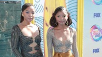 Chloe dan Halle tampil menawan dengan bodysuit seksi dari Jonathan Simkhai. Rich Fury/Getty Images