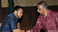 Setya Novanto saat bertemu dan berjabat tangan dengan terdakwa Sofyan Basir di sidang lanjutan suap proyek PLTU Riau-1.