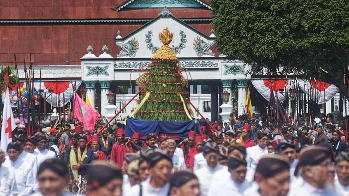 Ada tradisi menarik yang diselenggarakan Keraton Yogyakarta untuk memeriahkan Idul Adha setiap tahunnya. Tradisi itu adalah Grebeg Besar. Penasaran? Yuk, lihat.