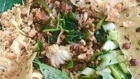 Pecel pincuk bu Ida di Gading Serpong selalu dilengkapi cacahan mentimun dan daun kemangi, Rasanya makin renyah segar. Foto : Instagram @joysahulata