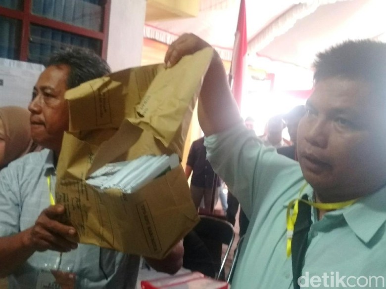 Segel dan Amplop Rusak, Penghitungan Suara Ulang di Trenggalek Diprotes Segel dan Amplop Rusak, Penghitungan Suara Ulang di Trenggalek Diprotes