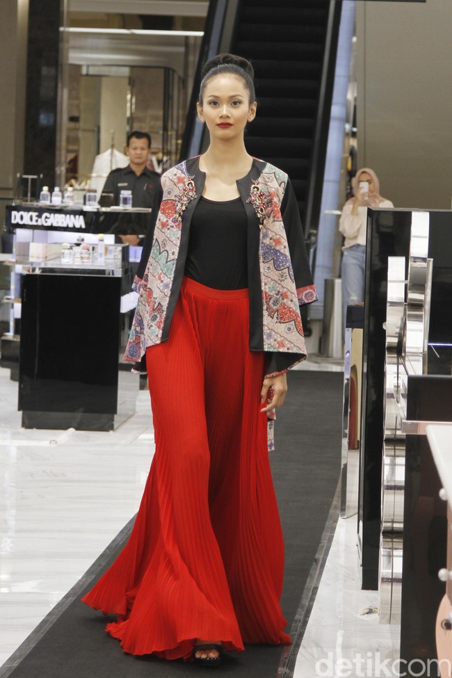 Metro Department Store menggandeng beberapa brand ternama untuk mememerkan koleksi busananya di antaranya Studio 133 biyan, Danar Hadi, Batik Semar dan Batik Keris, untuk memeriahkan Hut RI ke-74. Fashion show digelar di Metro Plaza Senayan, Jakarta Pusat. [Jumat, 9/8/2019]. Foto: Mohamamd Abduh/Wolipop