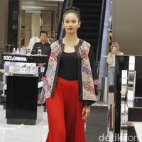 Metro Department Store menggandeng beberapa brand ternama untuk mememerkan koleksi busananya di antaranya Studio 133 biyan, Danar Hadi, Batik Semar dan Batik Keris, untuk memeriahkan Hut RI ke-74. Fashion show digelar di Metro Plaza Senayan, Jakarta Pusat. [Jumat, 9/8/2019]. Foto: Mohamamd Abduh/Wolipop