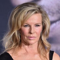 Pada 1989, Kim Basinger memiliki cita-cita membangun tempat wisata dan membayar USD 20 juta untuk membeli kota Braselton, Georgia. Namun pada 1993 dirinya menyatakan bangkrut lalu menjual kota tersebut. Basinger digugat oleh produser Boxing Helena, Carl Mazzocone karena mundur dari kontrak untuk membintangi film. Pengadilan Tinggi Los Angeles memerintahkannya untuk membayar ganti rugi dan biaya pengacara. Foto: Alberto E. Rodriguez/Getty Images