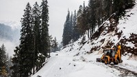 Biasanya, jalanan ini bisa dijajal pada bulan Juli sampai pertengahan Oktober. Kalau sudah lewat bulan tersebut, Alwas-Killar Road nyaris tertutup salju. (Himanshu Khagta/BBC)