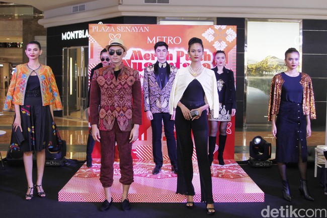 Metro Department Store menggandeng beberapa brand ternama untuk mememerkan koleksi busananya di antaranya Studio 133 biyan, Danar Hadi, Batik Semar dan Batik Keris, untuk memeriahkan Hut RI ke-74. Fashion show digelar di Metro Plaza Senayan, Jakarta Pusat. [Jumat, 9/8/2019]. Foto: Mohamamd Abduh/Wolipop
