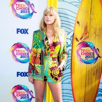 Aura seksi Taylor pun seksi terpancar berkat pilihan busananya yang turut mengekspos kaki jenjangnya. (Foto: Getty Images)