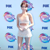 Aktris Sarah Hyland merayakan tubuh mungilnya dengan two-piece dress pastel berbahan renda rancangan Teresa Helbig. (Foto: Getty Images)