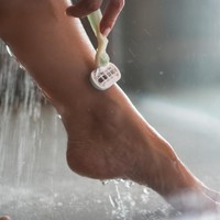 Simpan Pisau Cukur di Kamar MandiPisau cukur ternyata kurang baik disimpan di kamar mandi. Dilansir Brightside, kebiasaan ini dapat membuat pisau cepat tumpul karena udara lembap sehingga bisa menyebabkan tumbuhnya ingrown hair adalah rambut yang tumbuh ke dalam. Foto: iStock