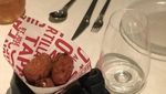 Duh! Makanan Ini Disajikan Pakai Sepatu hingga Tempat Kencing