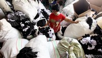 Di kala musim tahun ajaran baru sekolah, produksi kaus kaki di industri rumahan ini pun terus digenjot siang dan malam untuk memenuhi kebutuhan pelanggan.