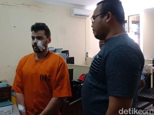 Bule Hajar Acak Pengendara Gegara Puluhan Botol Vodka