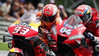 Duel Dovizioso dan Marquez memanas di tiga putaran terakhir. Aksi saling salip terjadi. Foto: Reuters