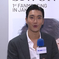 Terlihat sederhana di dunia nyata, Choi Siwon termasuk artis Korea dari keluarga konglomerat. Ayahnya merupakan CEO sebuah perusahaan farmasi dan memiliki supermarket terbesar di Korea. Foto: Transmedia