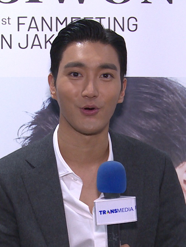 Terlihat sederhana di dunia nyata, Choi Siwon termasuk artis Korea dari keluarga konglomerat. Ayahnya merupakan CEO sebuah perusahaan farmasi dan memiliki supermarket terbesar di Korea. Foto: Transmedia