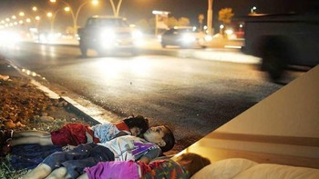 Anak-anak dari keluarga pengungsi Suriah menggunakan batu paving sebagai bantal di Erbil, Irak pada 2013. Foto: Uğur Gallenkuş