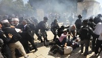 Polisi Israel dan umat muslim Palestina terlihat bentrokan, Minggu (11/8/2019). AP Photo/Mahmoud Illean.