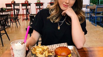 Kadang dia memajang foto sehari-hari seperti sedang makan. Foto: Instagram