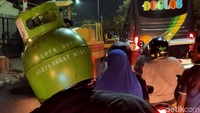 Helm itu lengkap dengan tulisan Hanya Untuk Masyarakat Miskin seperti yang tertera di tabung elpiji 3 kg.