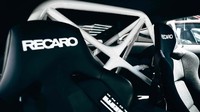 Selain ubahan kelir, BMW M8 juga sudah dilengkapi paket M Performance Parts, beberapa di antaranya tersedia untuk mobil produksi street-legal dan lainnya yang dirancang khusus untuk safety car. Pool/BMW.