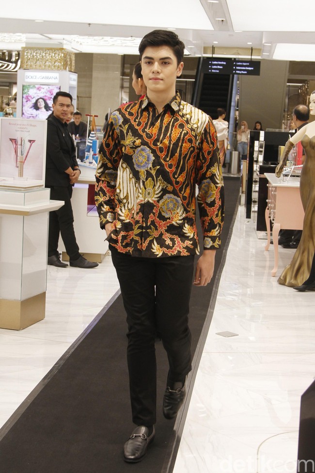 Metro Department Store menggandeng beberapa brand ternama untuk mememerkan koleksi busananya di antaranya Studio 133 biyan, Danar Hadi, Batik Semar dan Batik Keris, untuk memeriahkan Hut RI ke-74. Fashion show digelar di Metro Plaza Senayan, Jakarta Pusat. [Jumat, 9/8/2019]. Foto: Mohamamd Abduh/Wolipop
