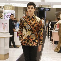 Metro Department Store menggandeng beberapa brand ternama untuk mememerkan koleksi busananya di antaranya Studio 133 biyan, Danar Hadi, Batik Semar dan Batik Keris, untuk memeriahkan Hut RI ke-74. Fashion show digelar di Metro Plaza Senayan, Jakarta Pusat. [Jumat, 9/8/2019]. Foto: Mohamamd Abduh/Wolipop