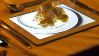  Restoran ini sajikan hidangan penutup, berupa apple pie di atas gambar piring putih yang ada di dalam iPad. Duh, apa tak sayang dengan iPad-nya ya? Foto: Boredpanda