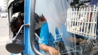 Rasa senang pastilah meliputi semua Muslim yang berkesempatan untuk berkurban. Sensasi senangnya akan berkali-lipat saat hewan kurban bisa di boyong sendiri. Dengan menumpang bajaj misalnya. Foto: istimewa