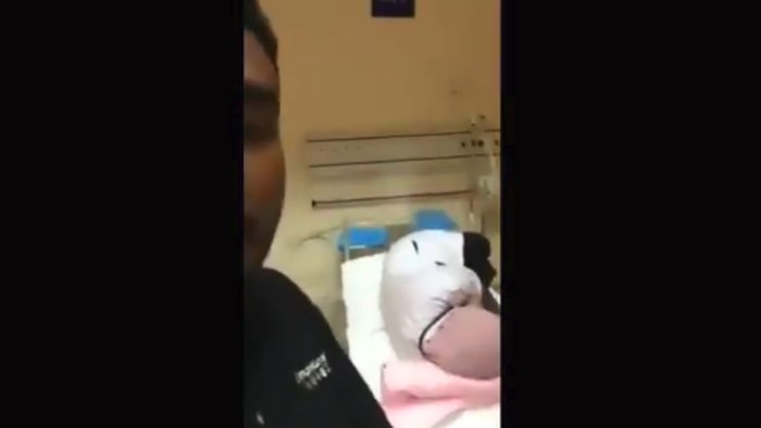 Sang pria merekam dokter yang tidur di rumah sakit. (Foto: Tangkapan layar Twitter) Sang pria merekam dokter yang tidur di rumah sakit. (Foto: Tangkapan layar Twitter)